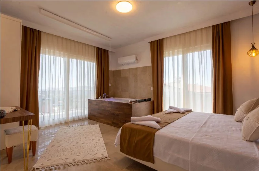 Kaş Villa: Jakuzi ve yatak alanı