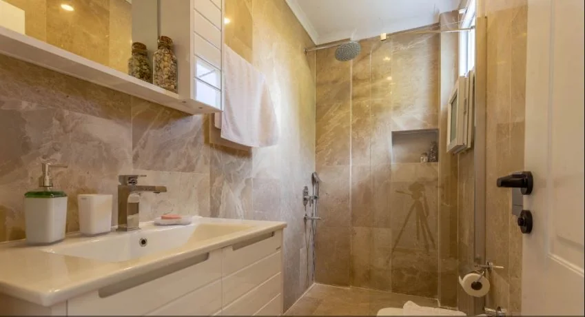 Kaş Villa: Lavabo ve duş alanı