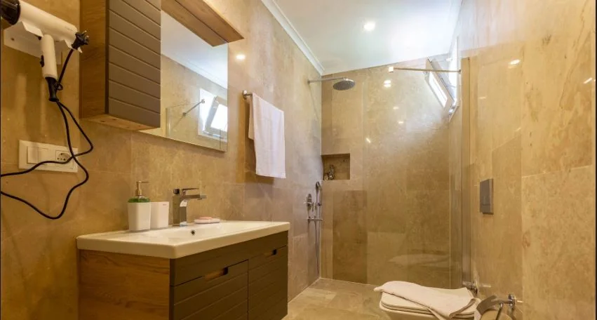 Kaş Villa: Duş ve lavabo alanının diğer açısı
