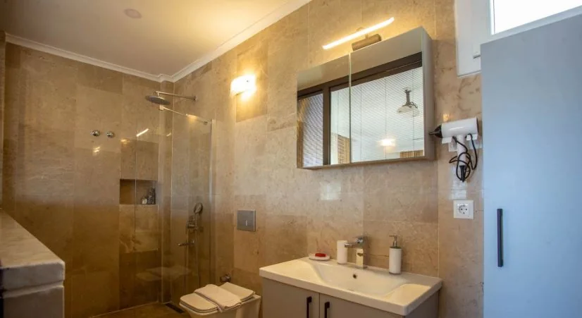 Kaş Villa: Banyo ve lavabo alanı