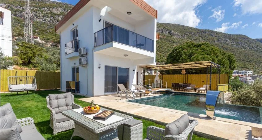 Kaş Villa dış cephesi ve havuzu