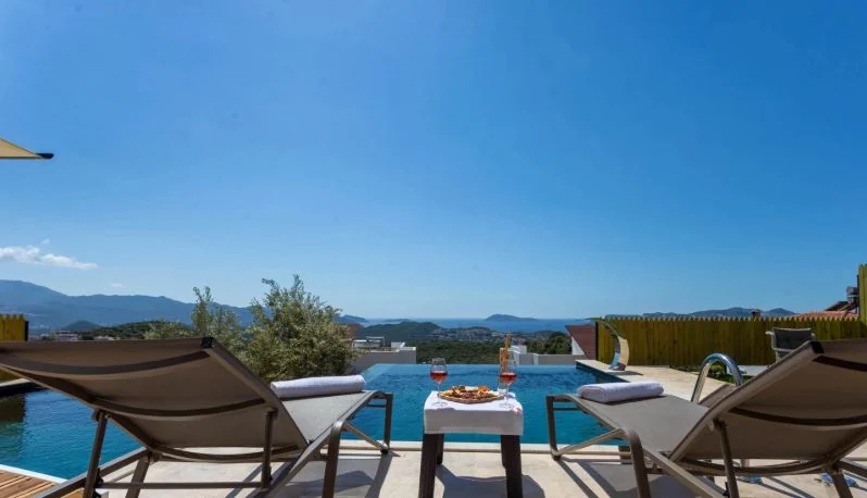 Kaş Villa havuz başı dinlenme alanı
