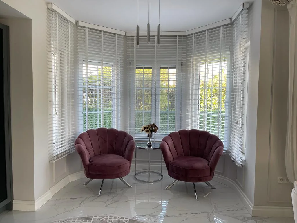 S&D Villa: Pencere önünde oturma alanı